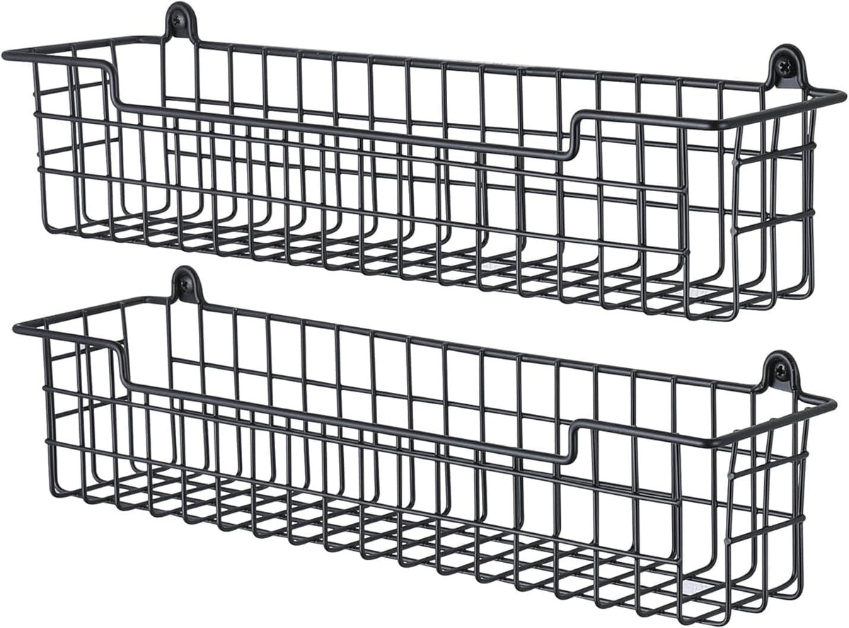 Kaksi mattamustaa metallilankakoria maustehyllynä seinällä