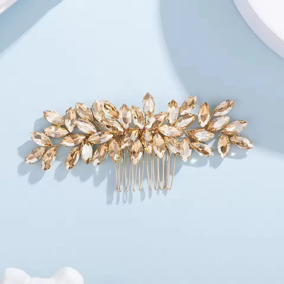Hiuskampa, jossa samppanjanväriset strassikivet lehtikuviossa