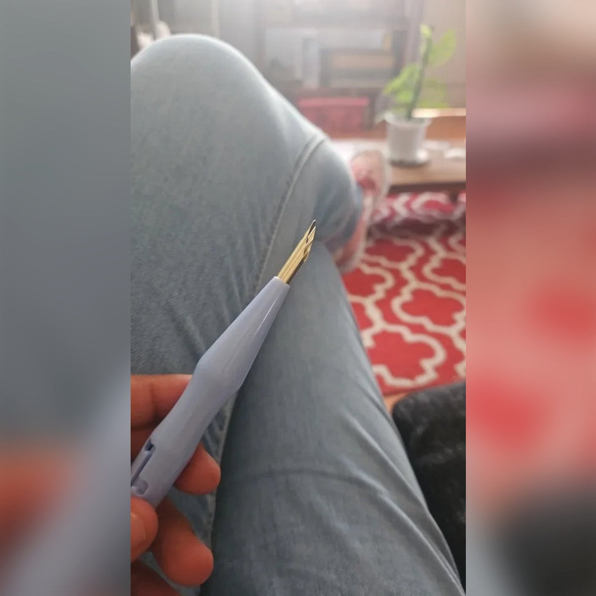 Ostajan kuva: vaaleansininen punch needle -kynä ja neula kärjessä