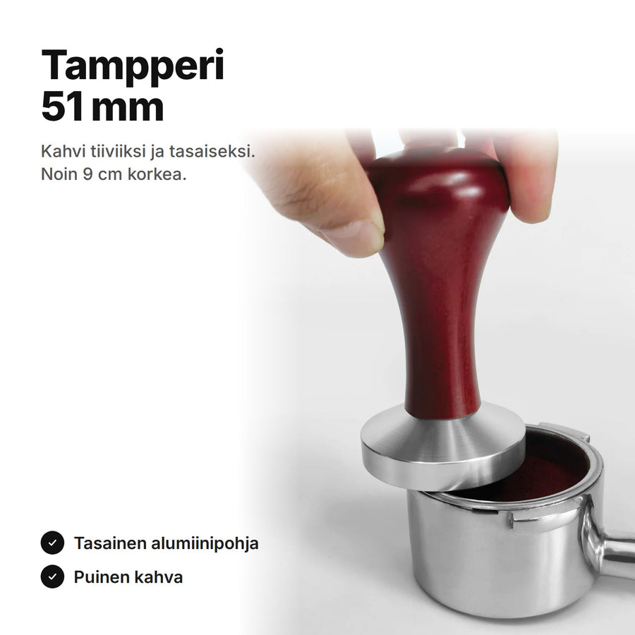 Tampperi 51 mm puukahvalla painetaan suodatinkahvaan – tasainen alumiinipohja, noin 9 cm korkea