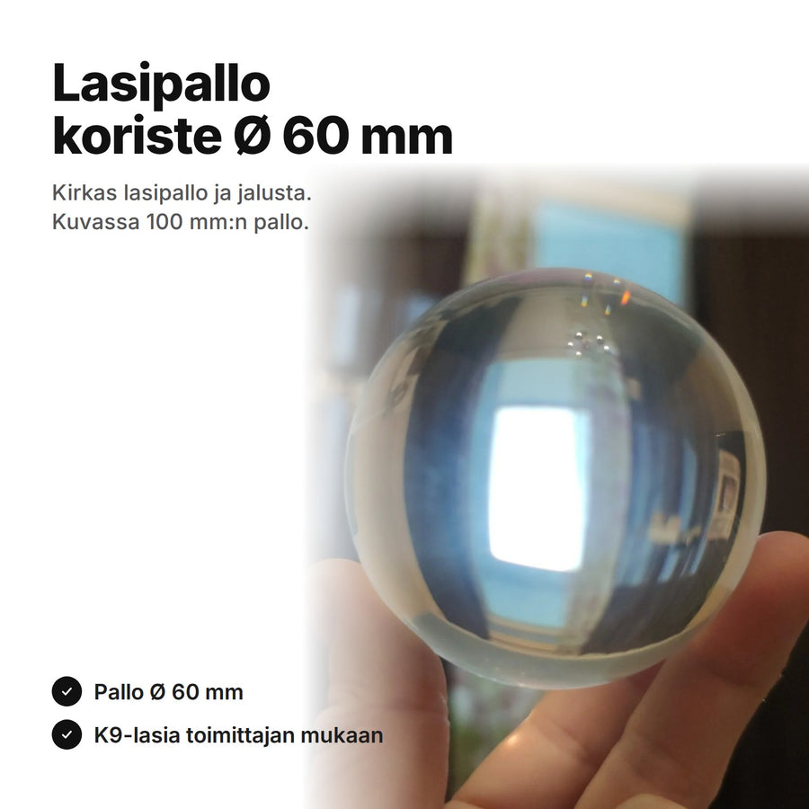 Lasipallo koriste Ø 60 mm: kirkas lasipallo kädessä (kuvassa 100 mm:n pallo)