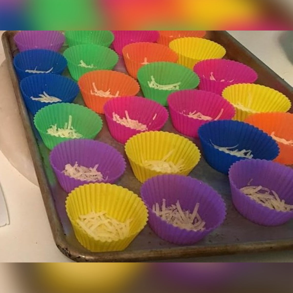 Ostajan kuva: 24 muffinssivuokaa raastetun parmesaanin kanssa leivinpellillä