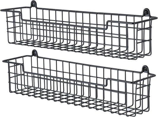 Kaksi mattamustaa metallilankakoria maustehyllynä seinällä