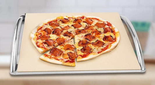 Suorakaiteen muotoinen pizzakivi kordieriittia ja pizza kahvallisessa telineessä