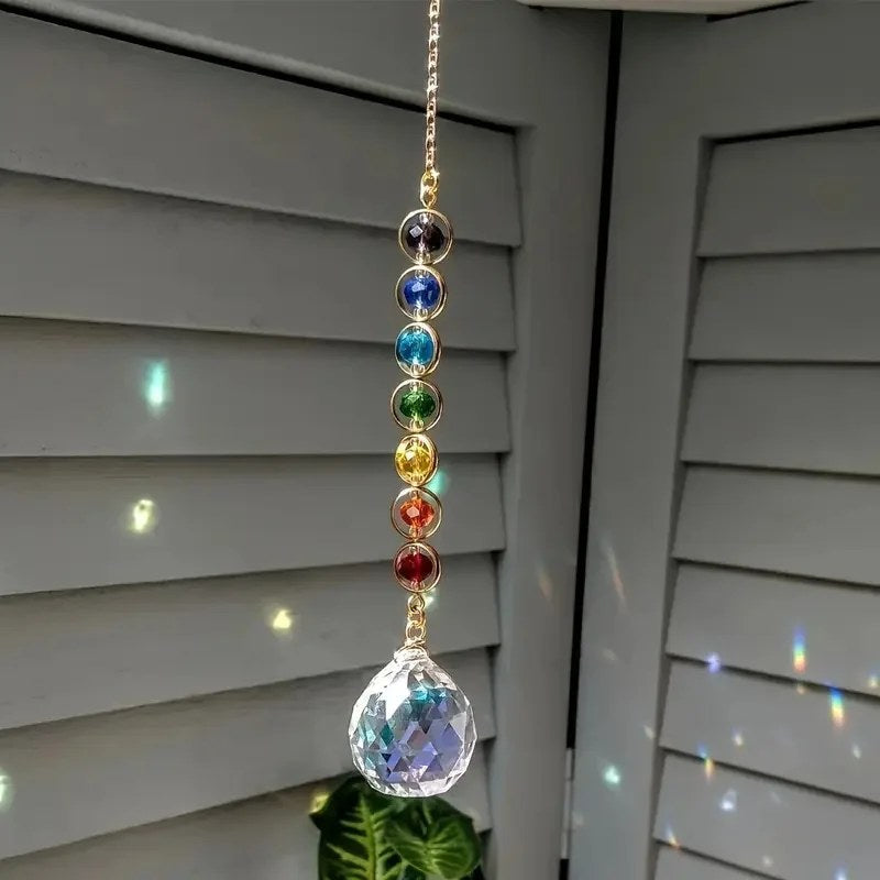 Suncatcher kristallipallolla ikkunaluukkujen edessä