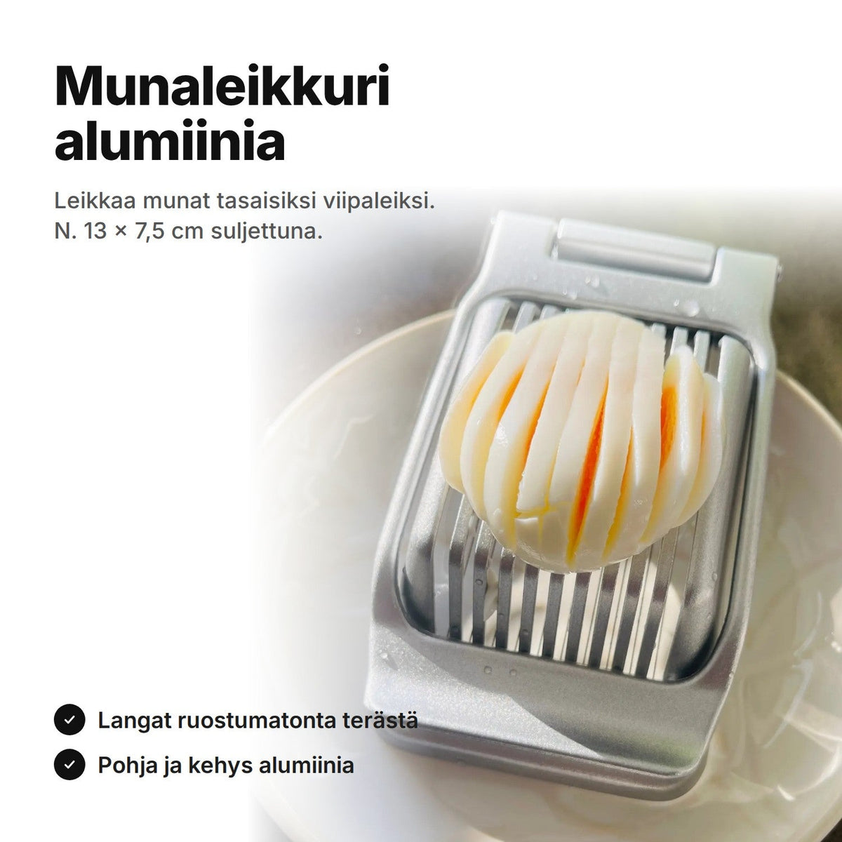 Alumiininen munaleikkuri, kovaksi keitetty kananmuna lankakehyksen alla