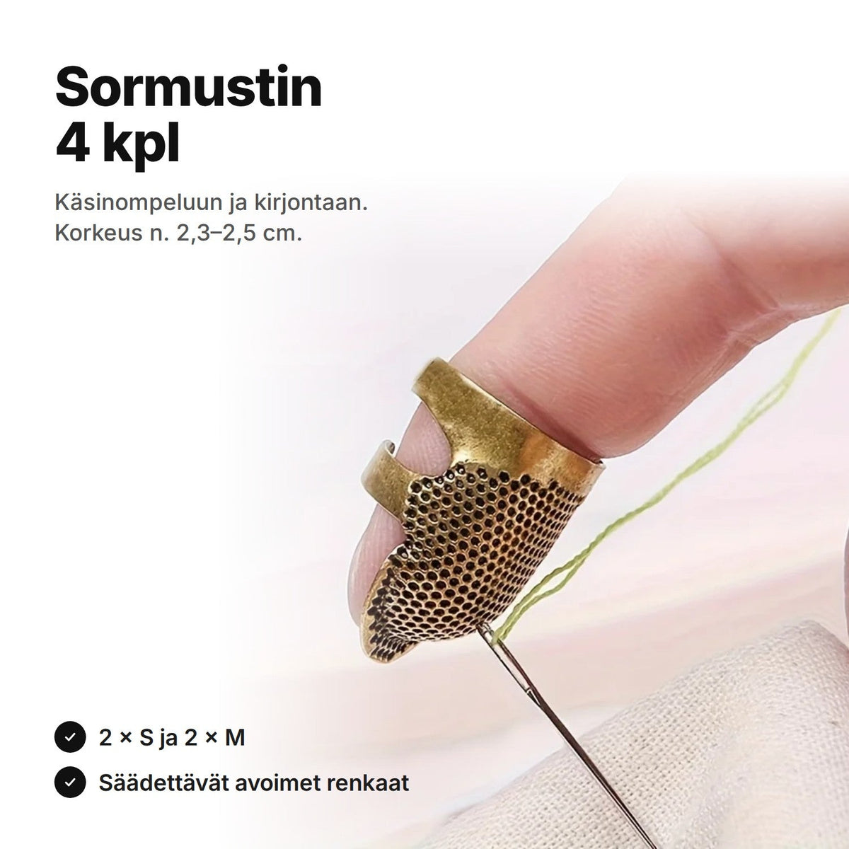 Pronssinsävyinen säädettävä sormustin sormessa, neula ja vihreä lanka vaalealla kankaalla