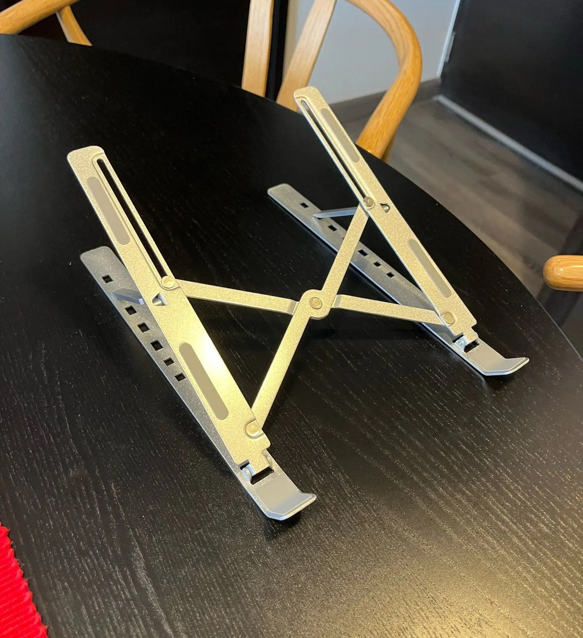 Taitettava läppäriteline alumiinia avattuna pöydällä