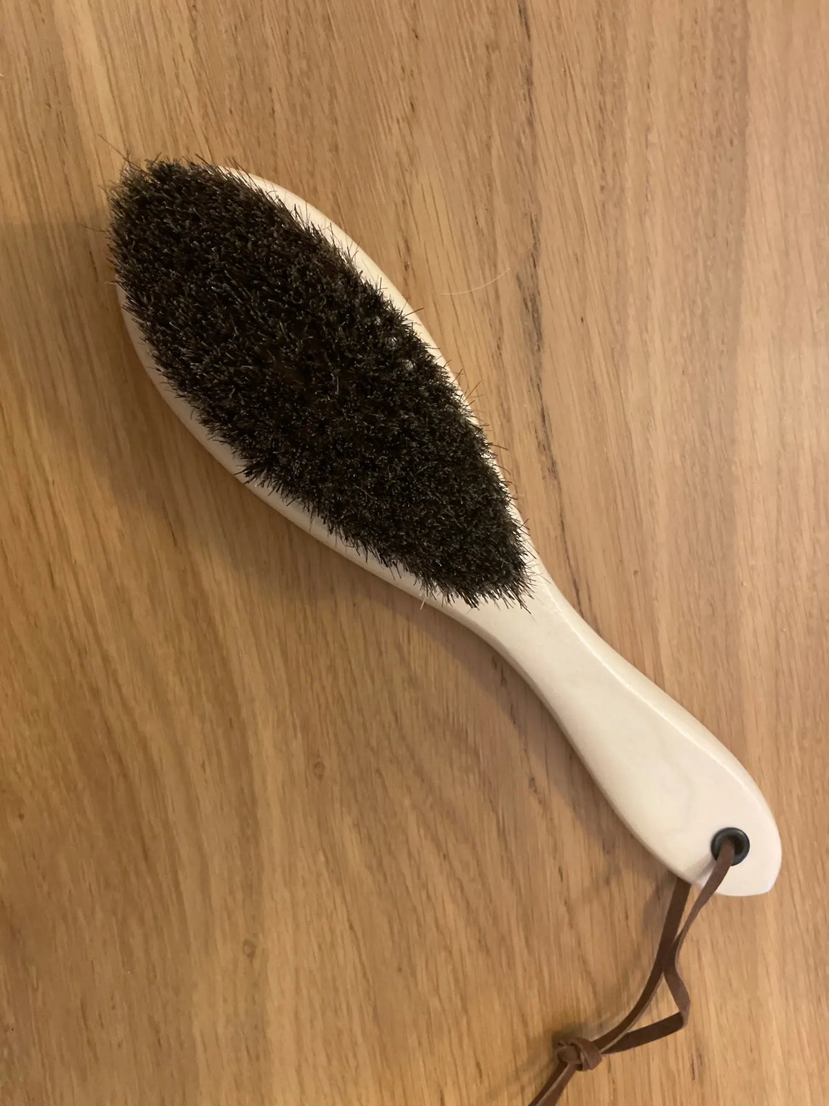 Vaateharja hevosenjouhesta ja vaaleasta puusta