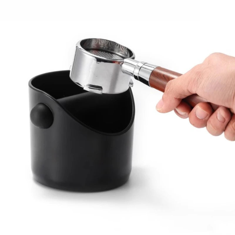 Musta knock box mini: suodatinkahvaa pidetään laatikon yllä