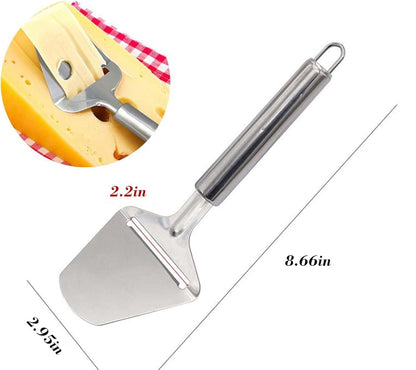 Juustohöylän mitat: noin 22 cm pitkä, terälapa noin 7,5 cm leveä ja leikkuurako noin 5,6 cm