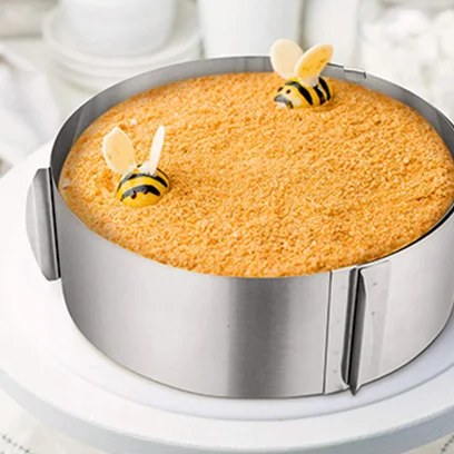 Kakkurengas kakun ympärillä kakkuvadilla, liitos ja kahvat edessä