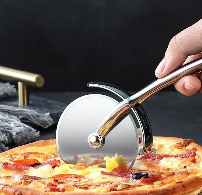 Pizzaleikkuri leikkaa kotitekoista pizzaa