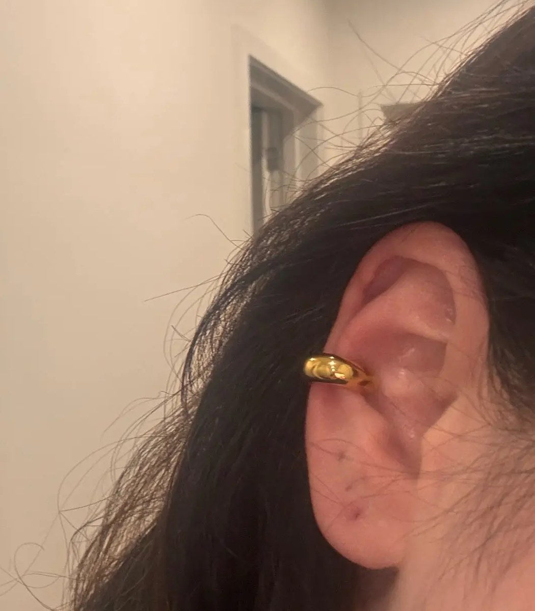 Ostajan kuva: paksu kullanvärinen ear cuff korvassa