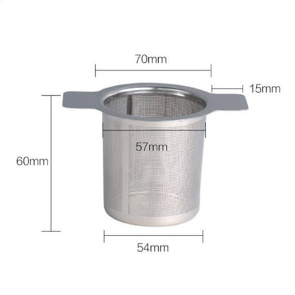 Teesiivilän mitat: kori Ø 57 mm ylhäältä ja 54 mm alhaalta, syvyys 60 mm, reunus 70 mm ja kahvat 15 mm