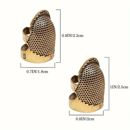 Sormustimen mitat: S noin 2,3 × 1,8 cm ja M noin 2,5 × 2 cm