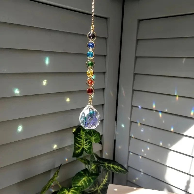 Suncatcher ikkunan edessä, valopilkkuja ikkunaluukuissa