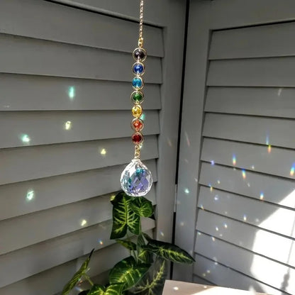 Suncatcher ikkunan edessä, valopilkkuja ikkunaluukuissa