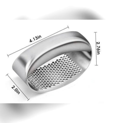 Valkosipulinpuristimen mitat: noin 10,5 × 7 × 5 cm (4,13 × 2,76 × 2,0 tuumaa)