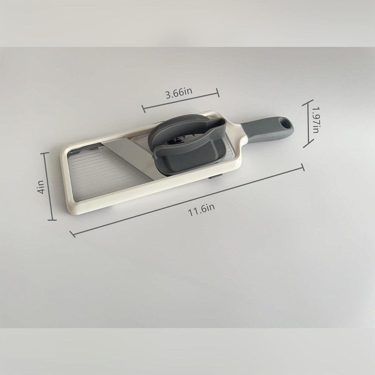 Mandoliinin mitat: noin 29,5 cm pitkä, noin 10 cm leveä ja noin 5 cm korkea