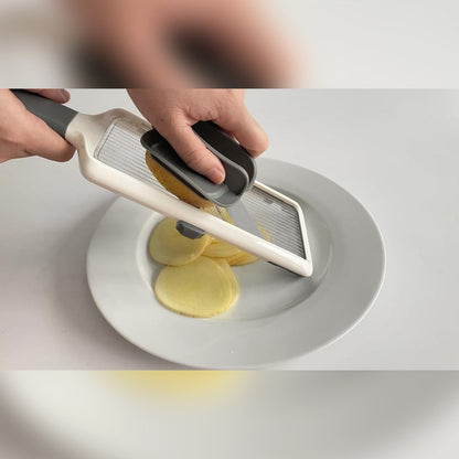 Perunaa viipaloidaan ruokapidikkeen avulla lautasen päällä
