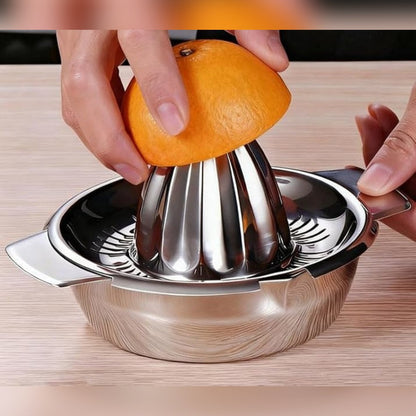 Appelsiinin puolikas puristetaan kartiolla, toinen käsi pitää sitruspuristimesta kiinni