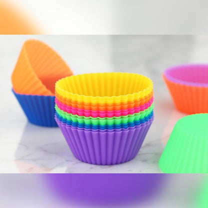 Pino silikonisia muffinssivuokia kuudessa värissä työtasolla