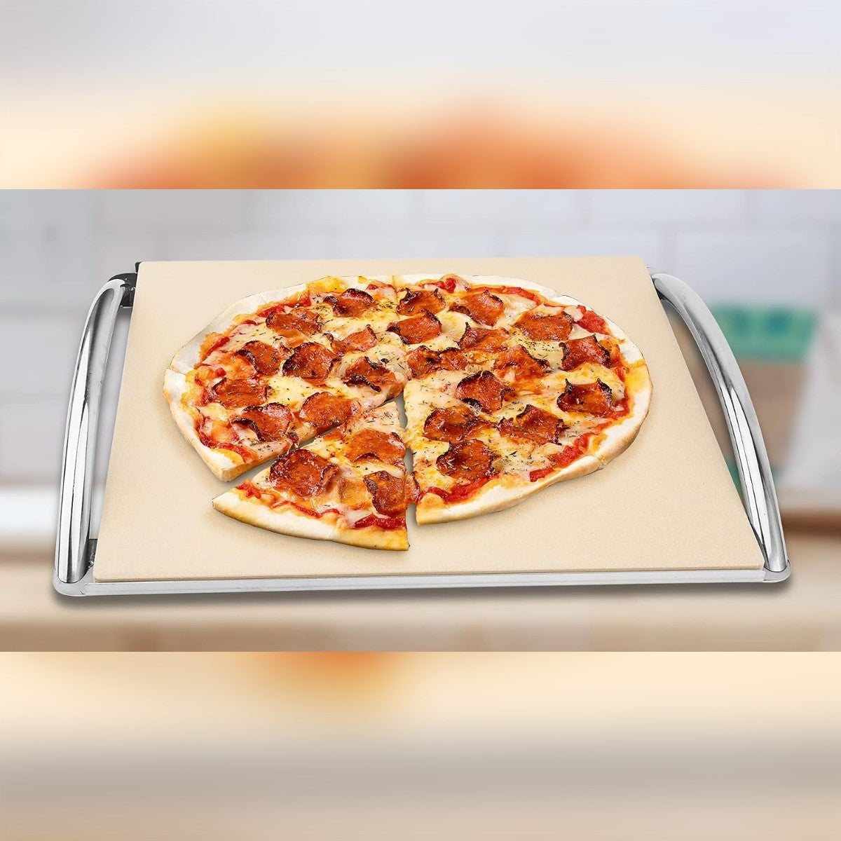Suorakaiteen muotoinen pizzakivi kordieriittia ja pepperonipizza telineessä, jossa on ruostumattomasta teräksestä tehdyt kahvat