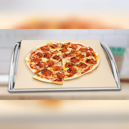 Suorakaiteen muotoinen pizzakivi kordieriittia ja pepperonipizza telineessä, jossa on ruostumattomasta teräksestä tehdyt kahvat