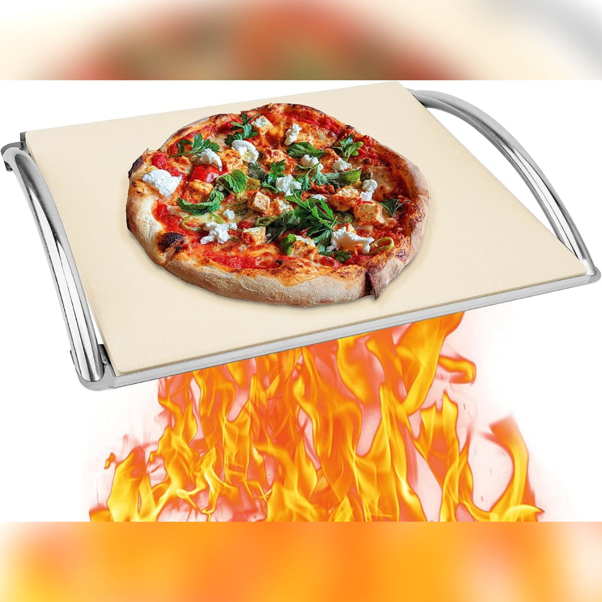 Pizzakivi ja juuri paistettu pizza telineessä, jossa on kaksi kaarevaa kahvaa, alla liekkejä