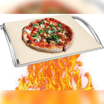 Pizzakivi ja juuri paistettu pizza telineessä, jossa on kaksi kaarevaa kahvaa, alla liekkejä