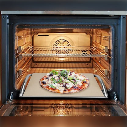 Pizzakivi telineessä ja pizza avoimessa uunissa