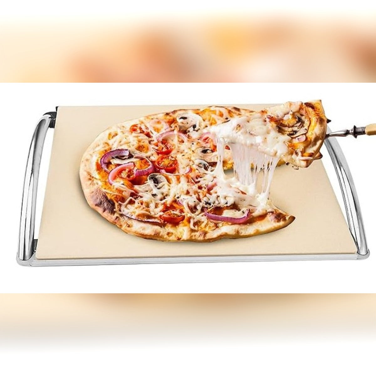 Pizzapala nostetaan telineessä olevalta pizzakiveltä