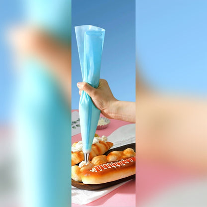 Silikoninen pursotinpussi täynnä kermavaahtoa leivonnaisten koristelussa (tylla ei sisälly)