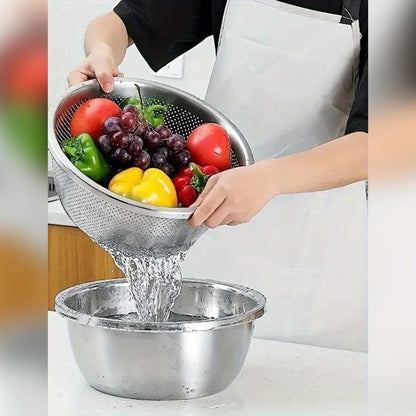 Hedelmiä ja vihanneksia huuhdellaan lävikössä kulhon yllä