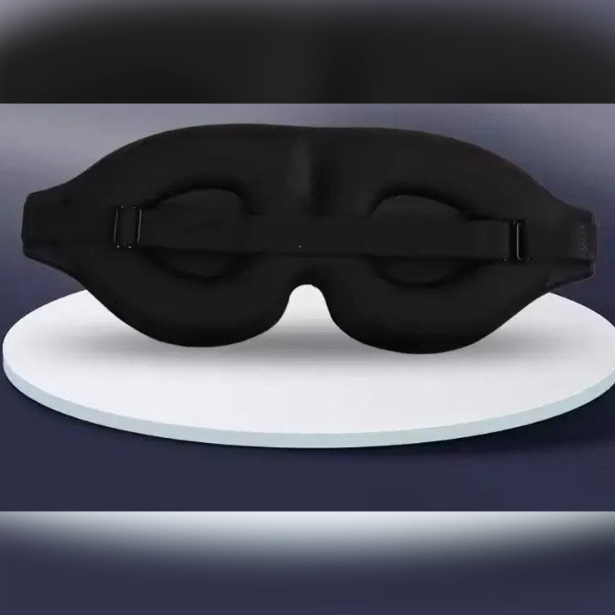 Musta 3D-muotoiltu unimaski takaa: syvennykset silmille ja hihna soljella