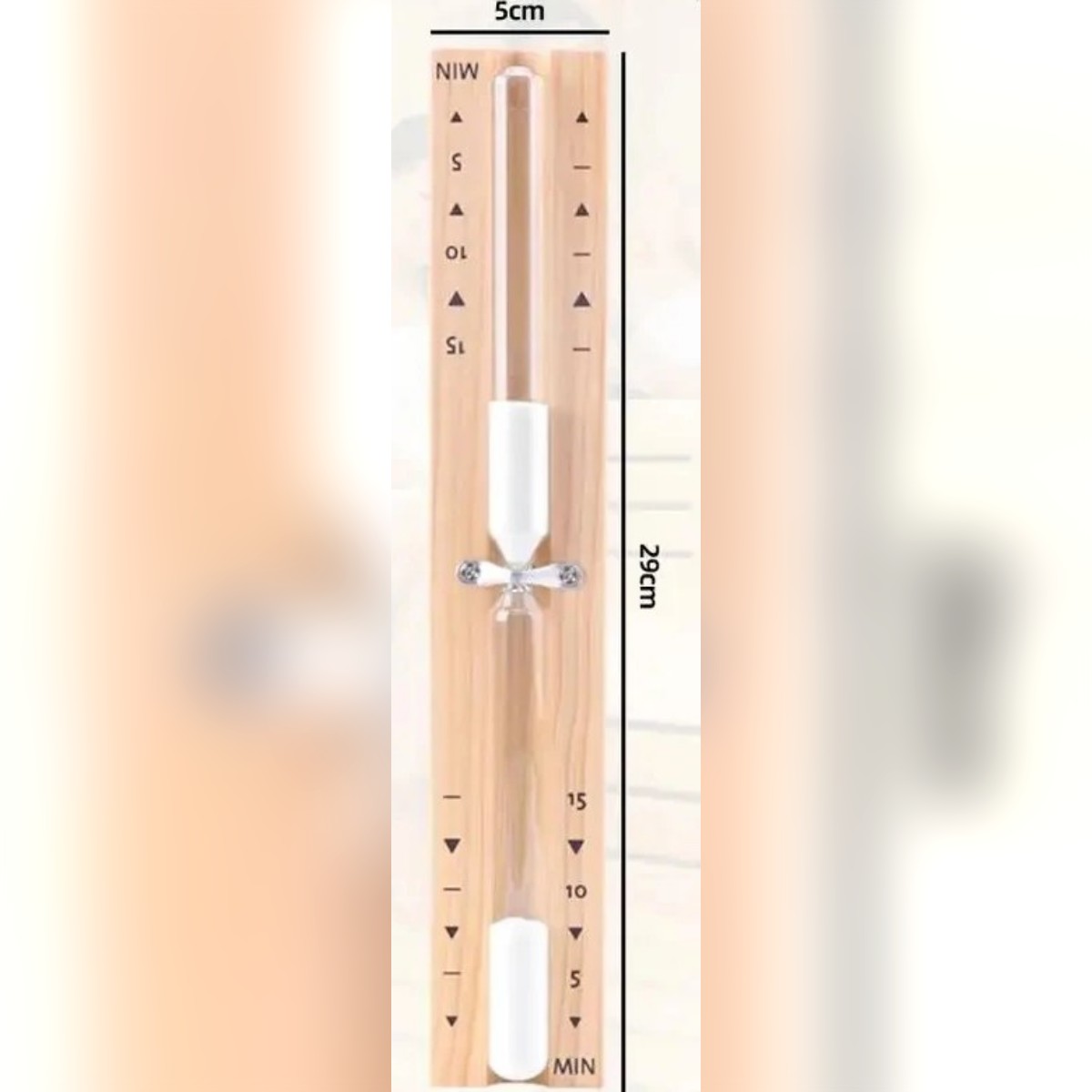 Tiimalasin mitat: runko noin 29 cm korkea ja 5 cm leveä