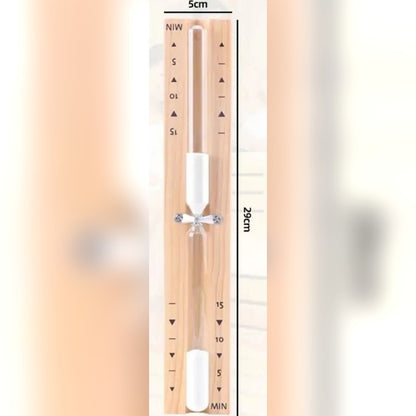 Tiimalasin mitat: runko noin 29 cm korkea ja 5 cm leveä
