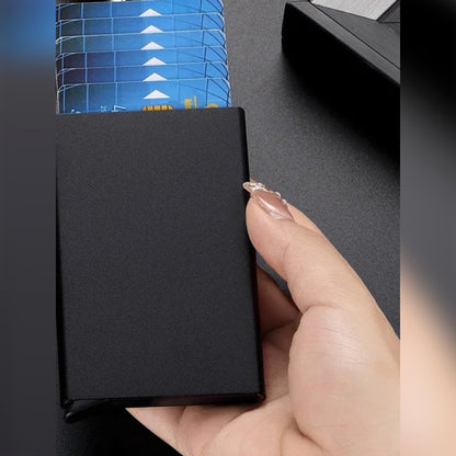Musta korttikotelo kädessä, kortit nousseet porrastetusti esiin
