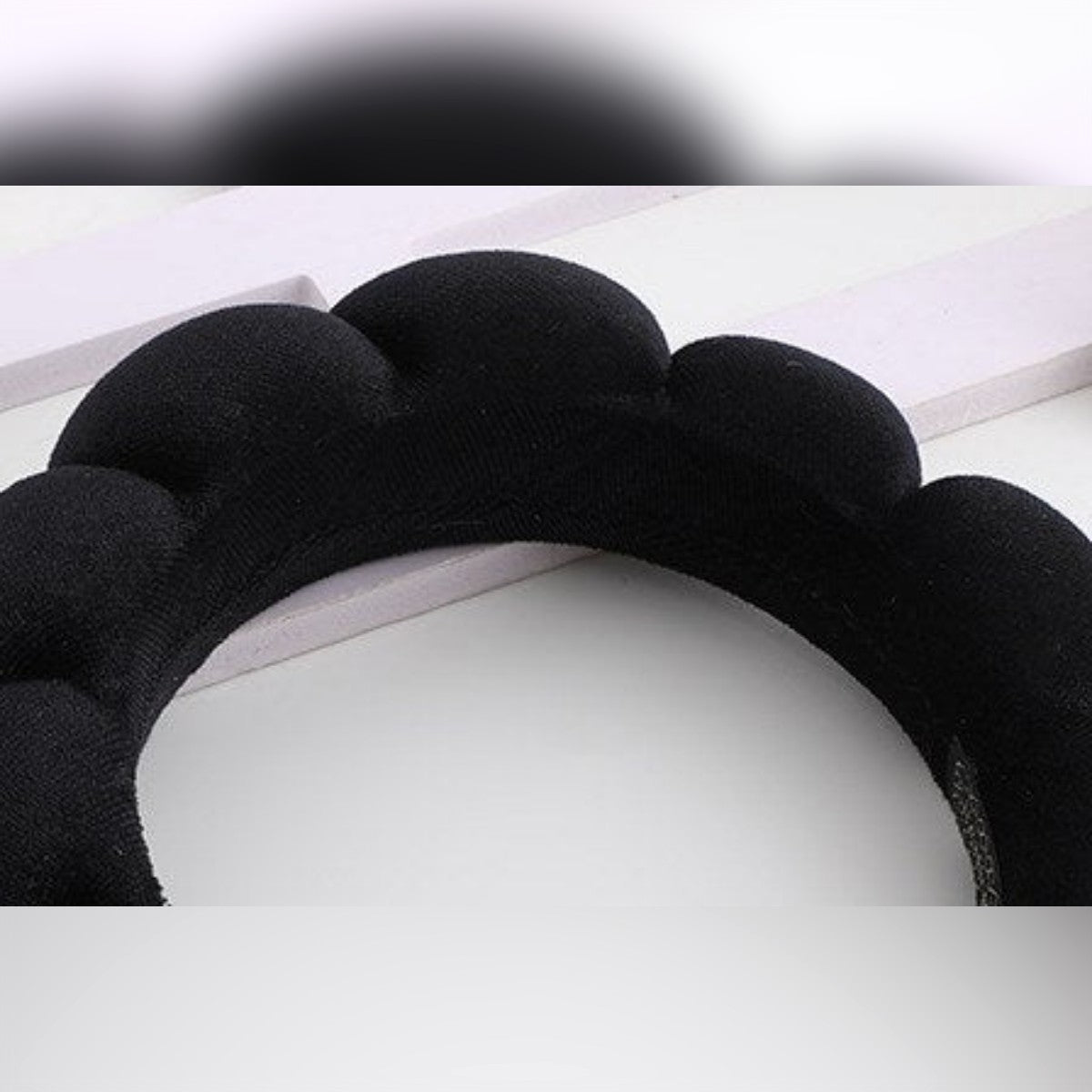 Mustan hiusvanteen pehmustetut kuplat lähikuvassa