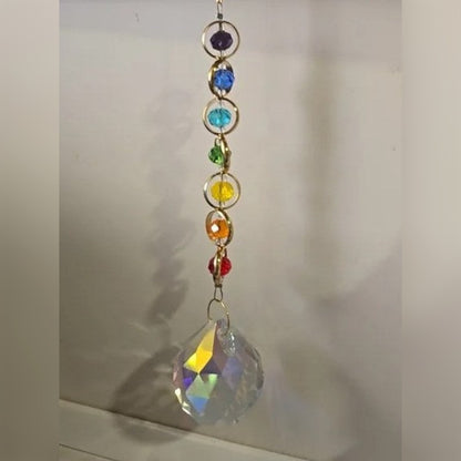 Ostajan kuva: sama suncatcher roikkumassa seinän edessä