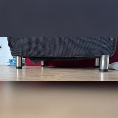 Ostajan kuva: jalat sohvan alla laminaattilattialla – kuvassa 10 cm:n versio