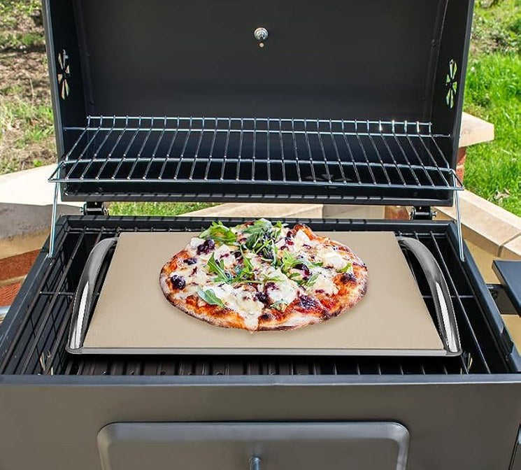 Pizzakivi telineessä ja pizza hiiligrillissä