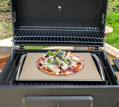 Pizzakivi telineessä ja pizza hiiligrillissä
