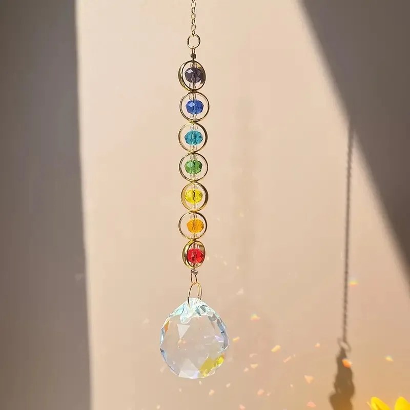 Suncatcher vaalealla seinällä auringonvalossa