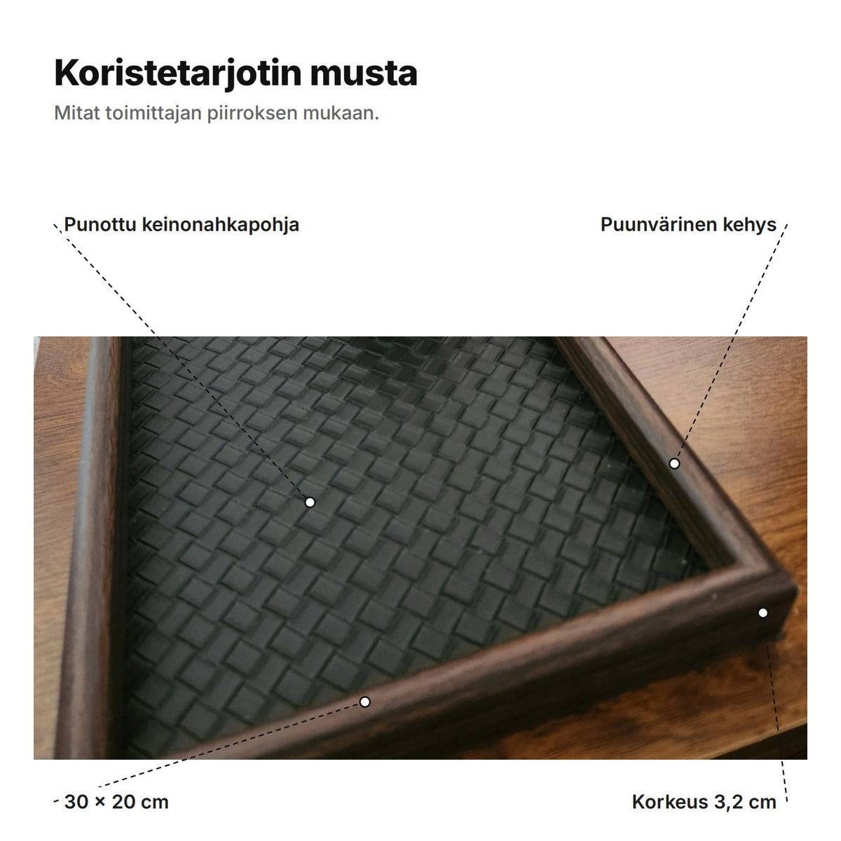 Musta koristetarjotin selitettynä: punottu keinonahkapohja, puunvärinen kehys, 30 × 20 cm ja korkeus 3,2 cm