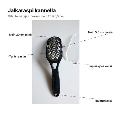 Jalkaraspi kannella selitettynä: noin 20 cm pitkä, raastinosa noin 5,5 cm leveä, teräsraastin, läpinäkyvä kansi ja ripustusreikä