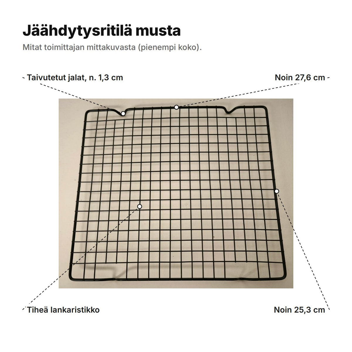 Musta jäähdytysritilä selitettynä: noin 27,6 × 25,3 cm, taivutetut jalat noin 1,3 cm ja tiheä lankaristikko