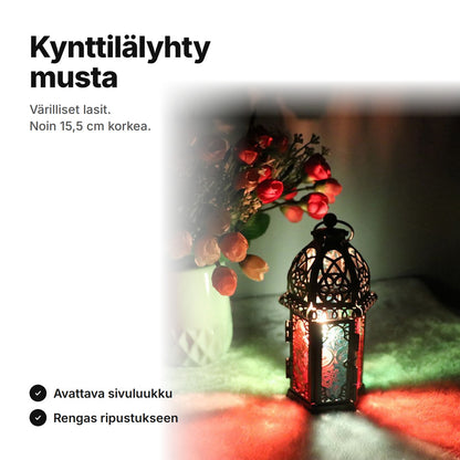 Musta kynttilälyhty värillisin lasein, noin 15,5 cm korkea, avattava sivuluukku ja rengas ripustukseen