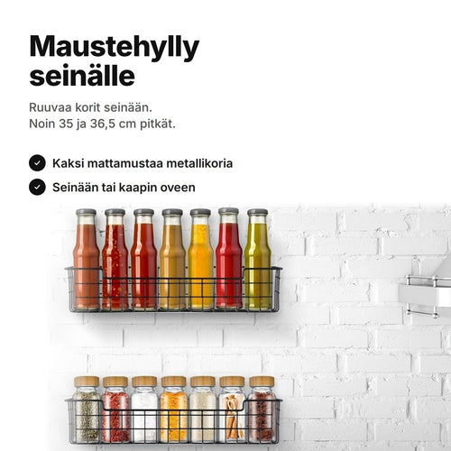 Maustehylly seinälle: kaksi mustaa metallilankakoria, joissa on pulloja ja maustepurkkeja, valkoisella tiiliseinällä – noin 35 ja 36,5 cm pitkät